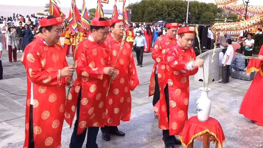 Lãnh đạo tỉnh Cà Mau thành kính dâng hoa tại lễ tri ân Quốc Tổ