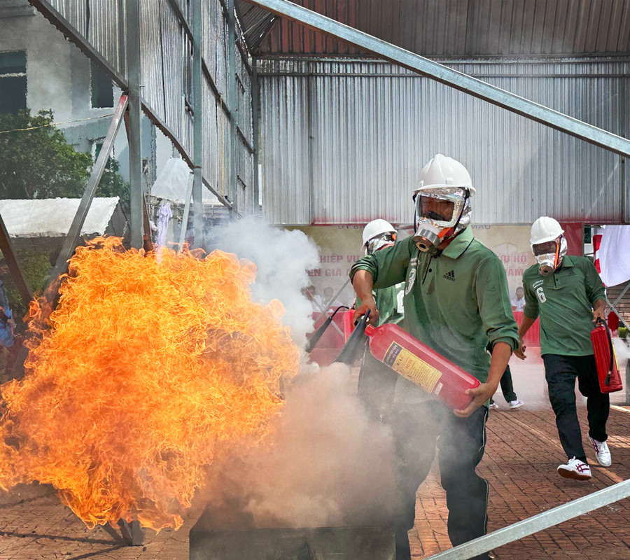 Phần thi thực hành chữa cháy.