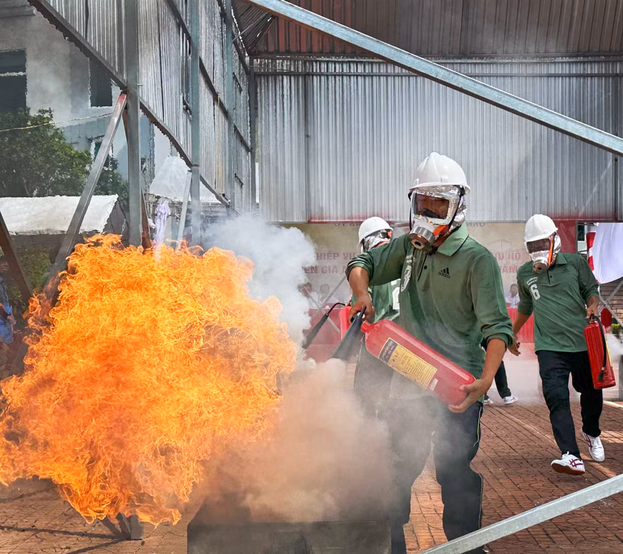 Phần thi thực hành chữa cháy.