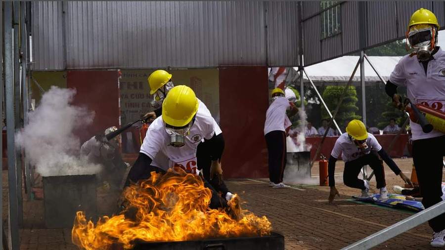 Phần thi thực hành chữa cháy và cứu nạn cứu hộ.