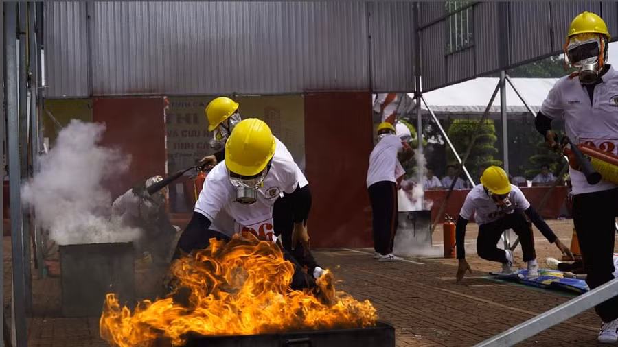 Phần thi thực hành chữa cháy và cứu nạn cứu hộ.