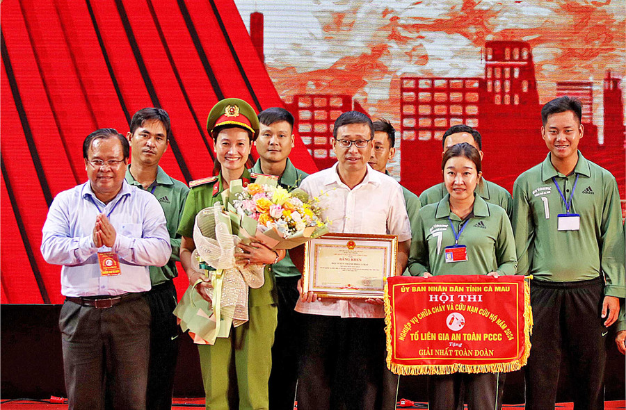 Ông Nguyễn Minh Luân, Phó Chủ tịch UBND tỉnh Cà Mau trao giải nhất toàn đoàn cho đơn vị xã Hòa Thành (TP Cà Mau).