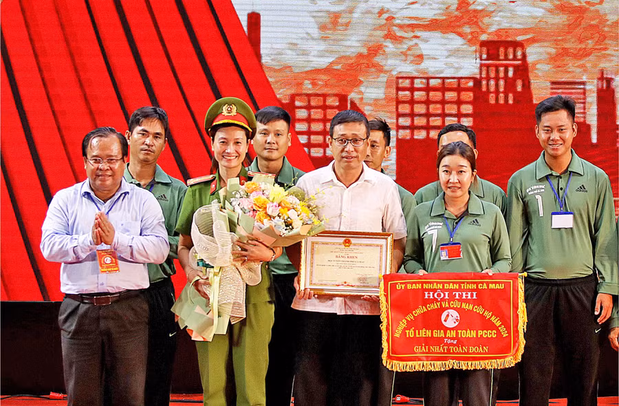 Ông Nguyễn Minh Luân, Phó Chủ tịch UBND tỉnh Cà Mau trao giải nhất toàn đoàn cho đơn vị xã Hòa Thành (TP Cà Mau).