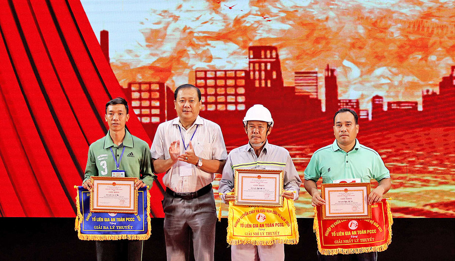 Ông Nguyễn Văn Đen, Phó Giám đốc Sở TT&amp;TT Cà Mau tặng giấy khen của Ban Tổ chức cho các đơn vị đoạt giải trong phần thi lý thuyết.