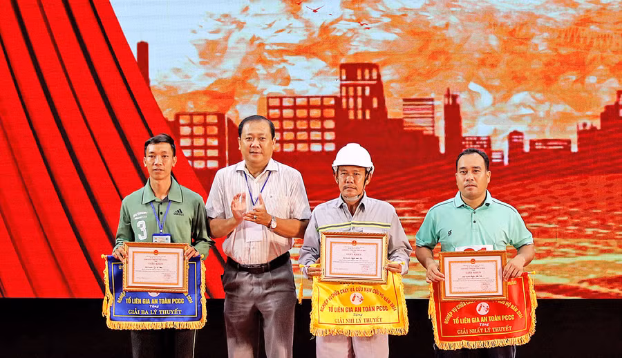 Ông Nguyễn Văn Đen, Phó Giám đốc Sở TT&amp;TT Cà Mau tặng giấy khen của Ban Tổ chức cho các đơn vị đoạt giải trong phần thi lý thuyết.