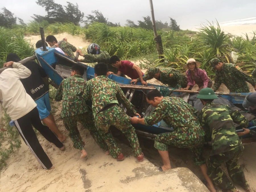 Lực lượng Bộ đội Biên phòng giúp dân bãi ngang đưa tàu thuyền lên bờ tránh bão.