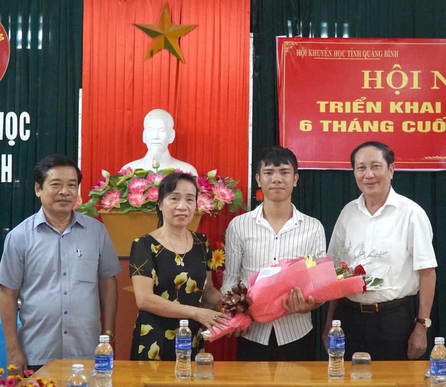 Hội khuyến học tỉnh Quảng Bình trao thưởng và động viên Tạ Quang Thanh trước ngày nhập trường sĩ quan chính trị. Hội khuyến học tỉnh Quảng Bình trao thưởng và động viên Tạ Quang Thanh trước ngày nhập trường sĩ quan chính trị.