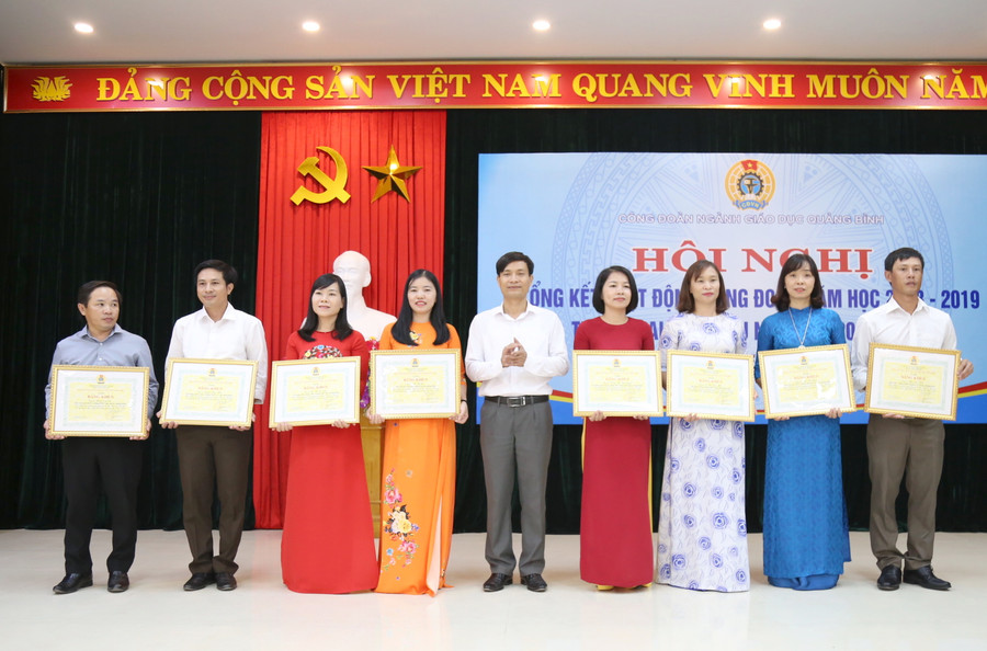 Các cá nhân nhận bằng khen vì những đóngg góp cho phong trào hoạt động Công đoàn ngành Giáo dục Quảng Bình năm học 2018-2019 vừa qua. Các cá nhân nhận bằng khen vì những đóngg góp cho phong trào hoạt động Công đoàn ngành Giáo dục Quảng Bình năm học 2018-2019 vừa qua.