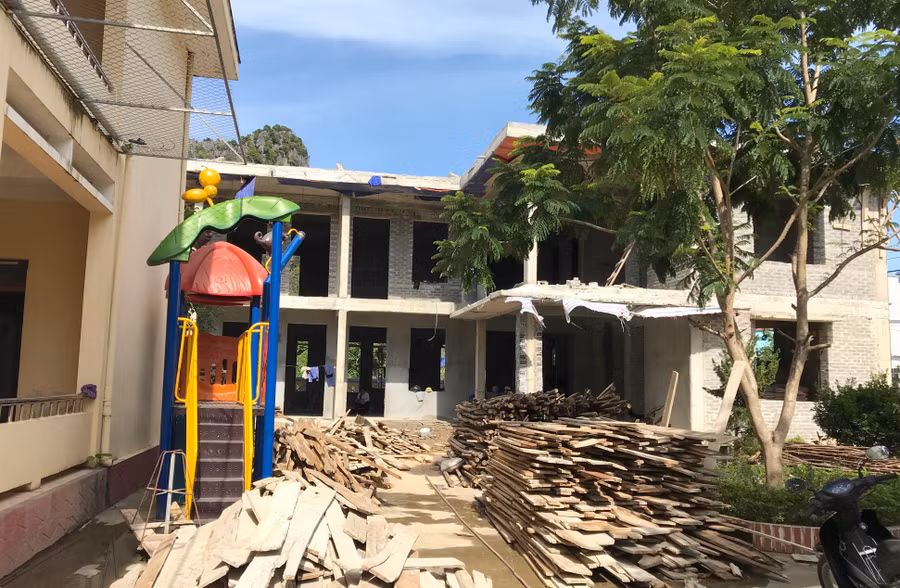 Trường Mầm non xã Sơn Trạch được đầu tư mới 4 phòng học nhưng sẽ không được sử dụng vì không thể huy động trẻ như nhu cầu thực tế vì hiện tại thiếu 8 giáo viên khi bước vào năm học 2019-2020.