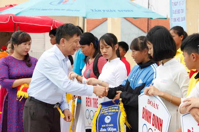 Ông Nguyễn Hữu Hoài - Chủ tịch UBND tỉnh Quảng Bình - tặng cờ lưu niệm cho các đơn vị tham gia giải đấu.