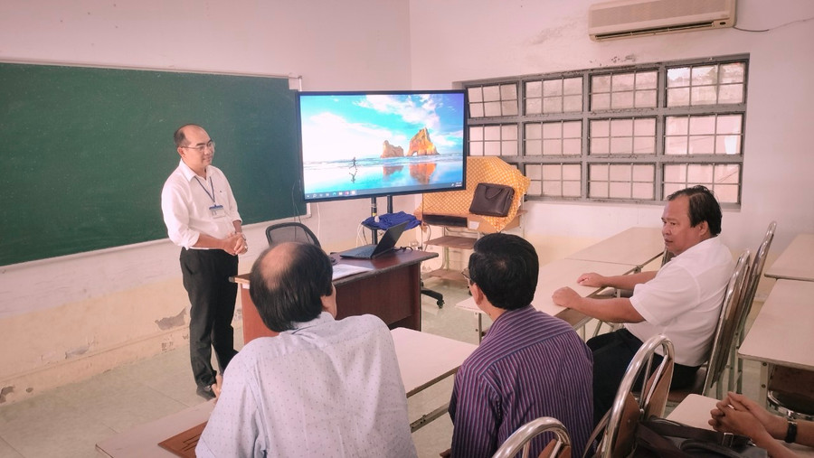 Lãnh đạo tỉnh Cà Mau kiểm tra cơ sở vật chất các điểm thi. Lãnh đạo tỉnh Cà Mau kiểm tra cơ sở vật chất các điểm thi.