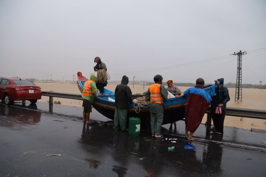 Ngư dân vùng biển mang thuyền của mình đi ứng cứu lũ lụt