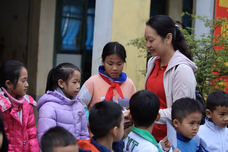 Tặng quà cho các em có hoàn cảnh khó khăn trường TH Thanh Thuỷ (Tuyên Hoá Quảng Bình).