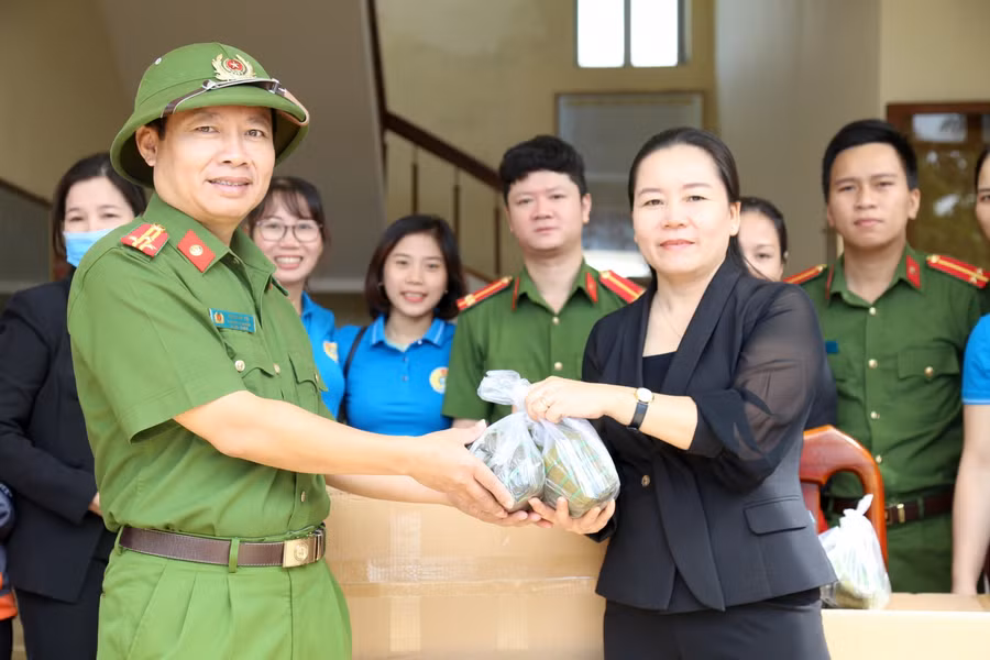 Chia sẻ tình cảm cùng lực lượng Công an huyện Lệ Thuỷ trong những ngày căng mình trên mặt trận phòng chống bão lũ, cứu hộ cứu nạn giúp người dân.