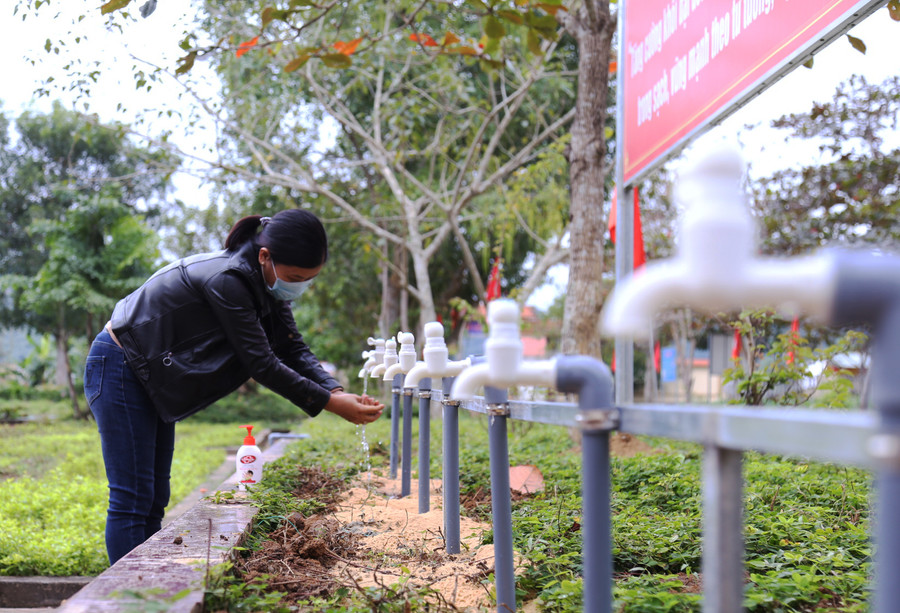Nhà trường cho lắp đặt thêm hàng trăm vòi nước để phục vụ học sinh rửa tay đảm bảo an toàn vệ sinh cá nhân.