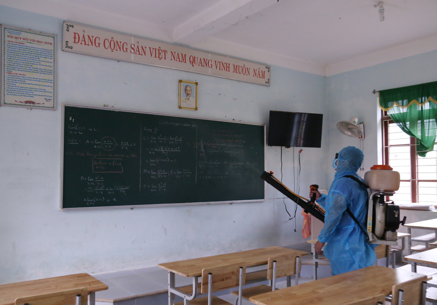 Phun thuốc tẩy trùng tại các phòng học.