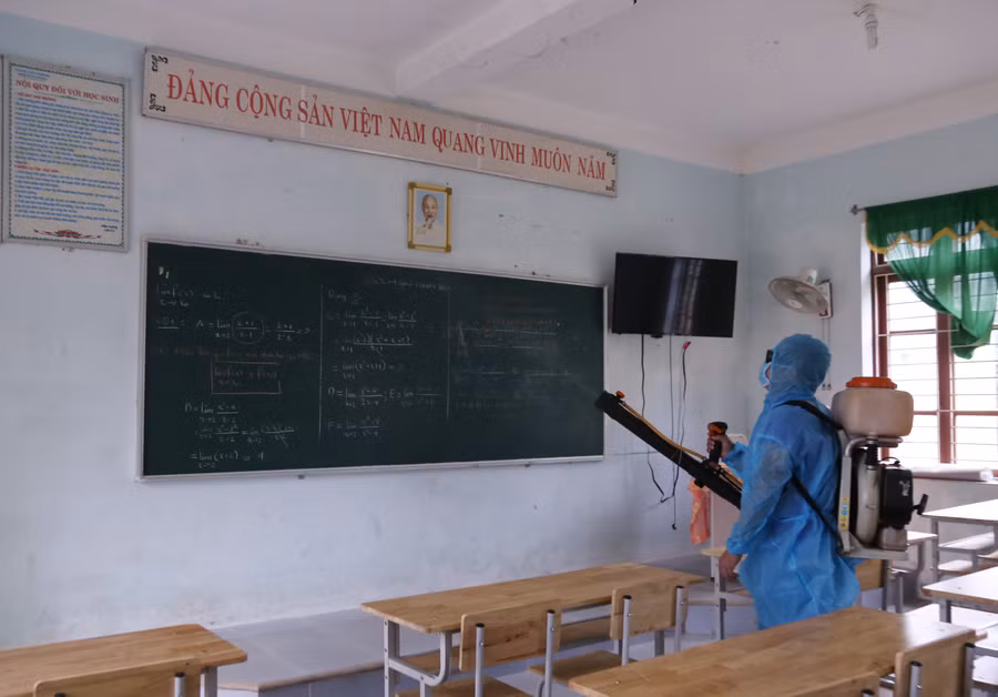 Phun thuốc tẩy trùng tại các phòng học.