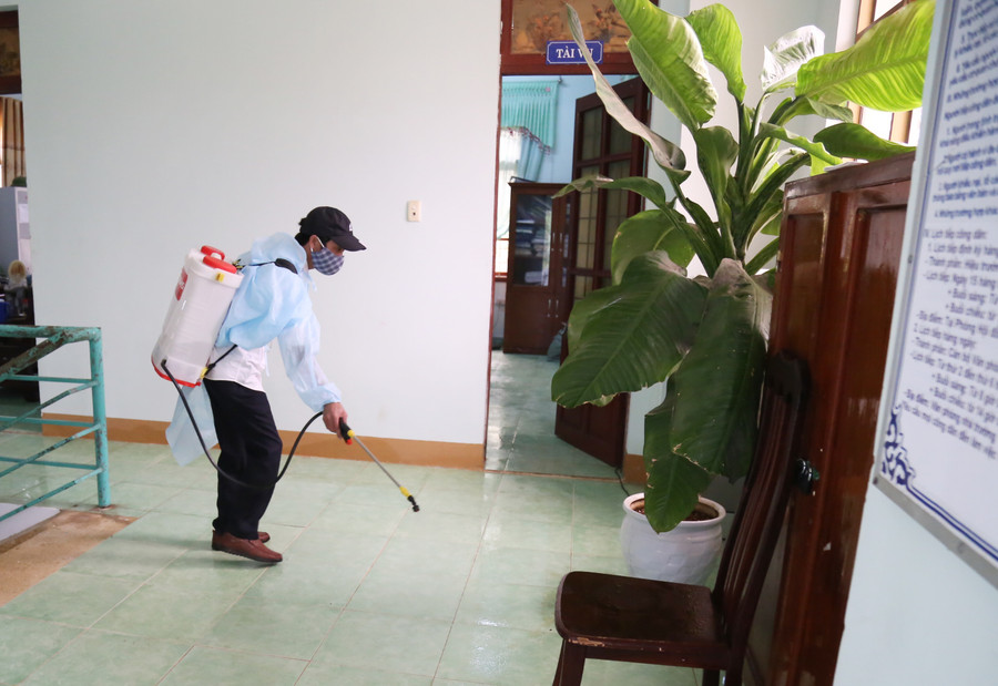 Phun thuốc khử trùng tại các phòng học, khu vực hiệu bộ... của trường THPT Nguyễn Trãi.