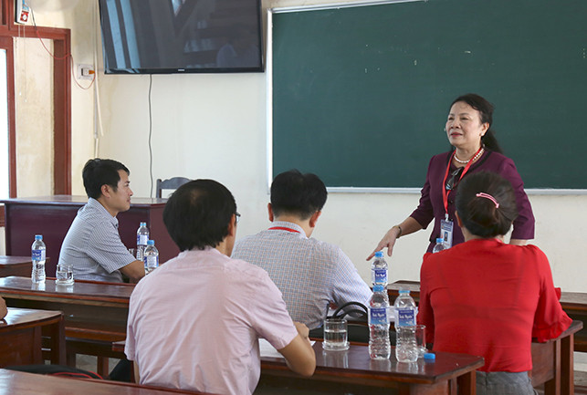 Thứ trưởng Nguyễn Thị Nghĩa đánh giá cao công tác chuẩn bị cơ sở vật chất phục vụ kỳ thi tại trường THPT Đào Duy Từ (Đồng Hới - Quảng Bình)