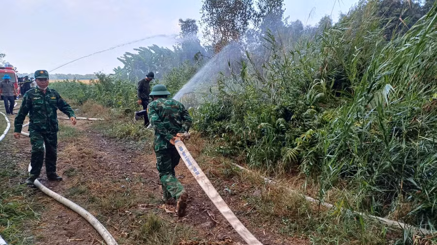 Lực lượng chức năng tích cực tham gia chữa cháy.