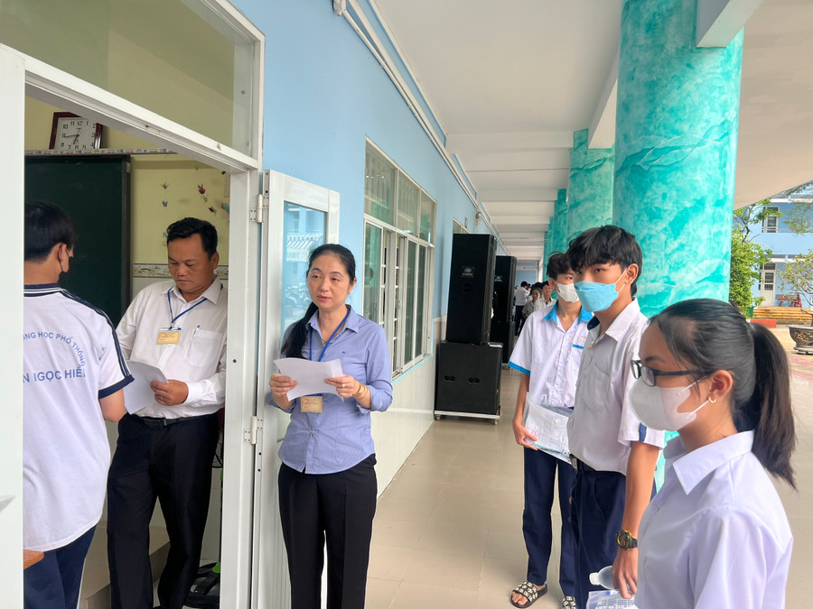 Thí sinh nghe gọi số báo danh vào phòng thi.