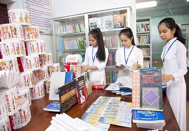 Sách và tài liệu tham khảo của trường trường THCS&THPT Việt Trung được bài trí rất đẹp mắt tại thư viện