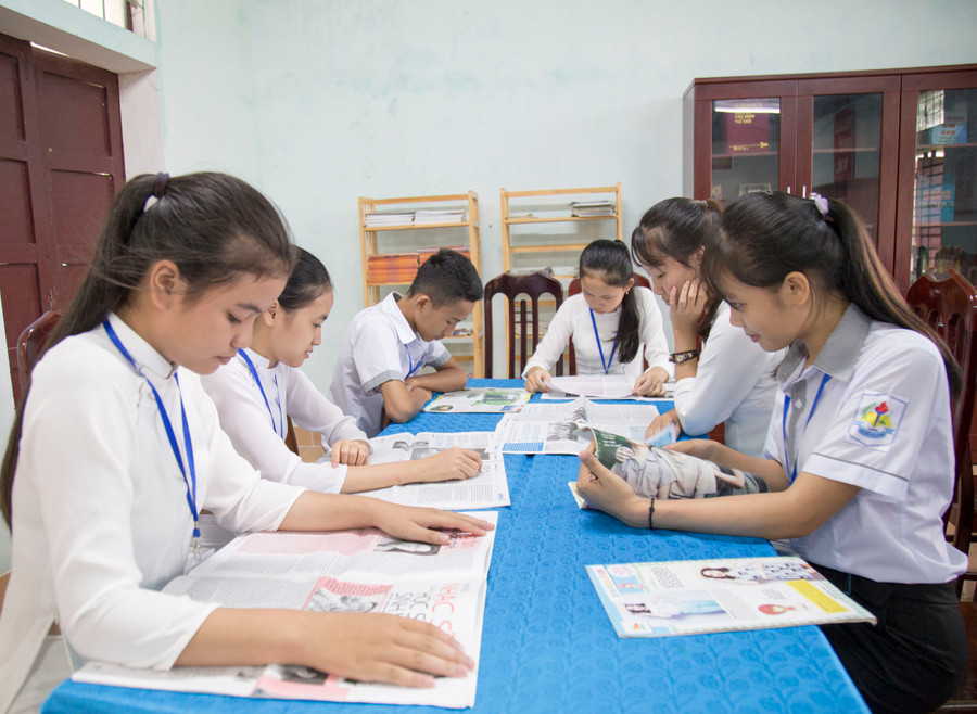 Học sinh trường THCS&THPT Việt Trung được trang bị thêm nhiều kiến thức từ việc đọc sách báo