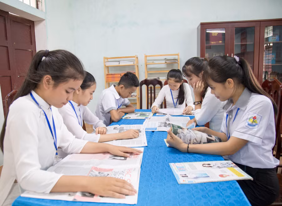 Học sinh trường THCS&THPT Việt Trung được trang bị thêm nhiều kiến thức từ việc đọc sách báo
