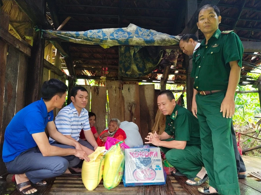 Hỗ trợ nhu yếu phẩm cần thiết đối với hộ gia đình khó khăn có nguy cơ thiếu đói trong mưa lũ