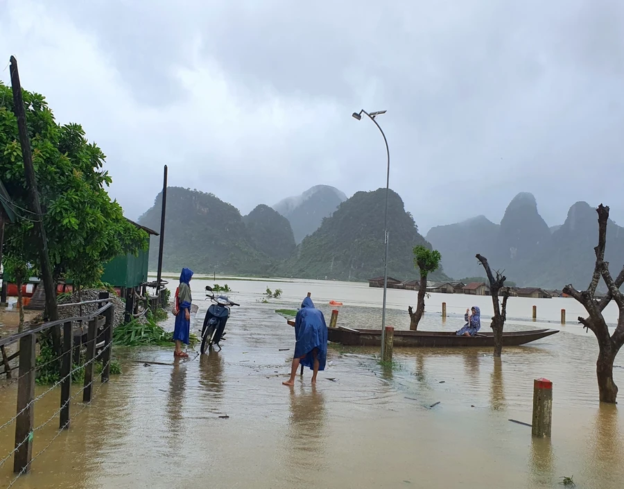 Nước lũ làm chia cắt nhiều khu vực tại xã Tân Hoá (Minh Hoá - Quảng Bình).