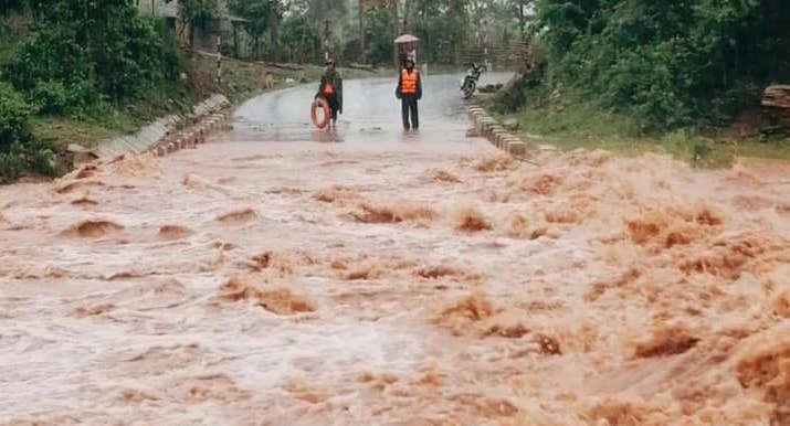 Mưa lũ đã làm chia cắt một số tuyến đường giao thông tại các huyện miền núi của tỉnh Quảng Trị (Ảnh TG)