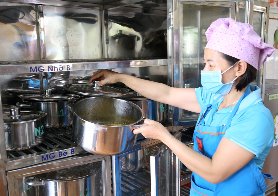 Cô nuôi trường Mầm non Nam Lý kiểm tra thức an của học sinh trước bữa ăn trưa Cô nuôi trường Mầm non Nam Lý kiểm tra thức an của học sinh trước bữa ăn trưa