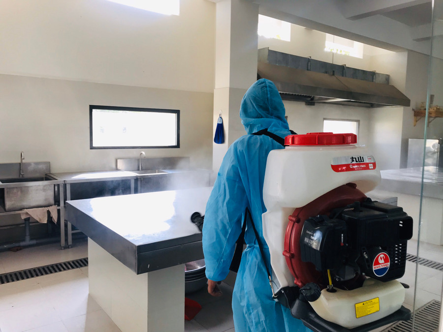 Phun thuốc khử trùng tại nơi chế biến thức ăn cho học sinh của trường Chu Văn An thuộc hệ thống giáo dục Chu Văn An - Quảng Bình.