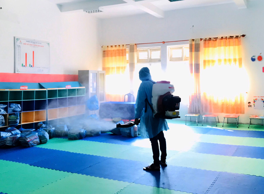 Phun thuốc khử trùng phòng học của trường Chu Văn An thuộc hệ thống giáo dục Chu Văn An - Quảng Bình.