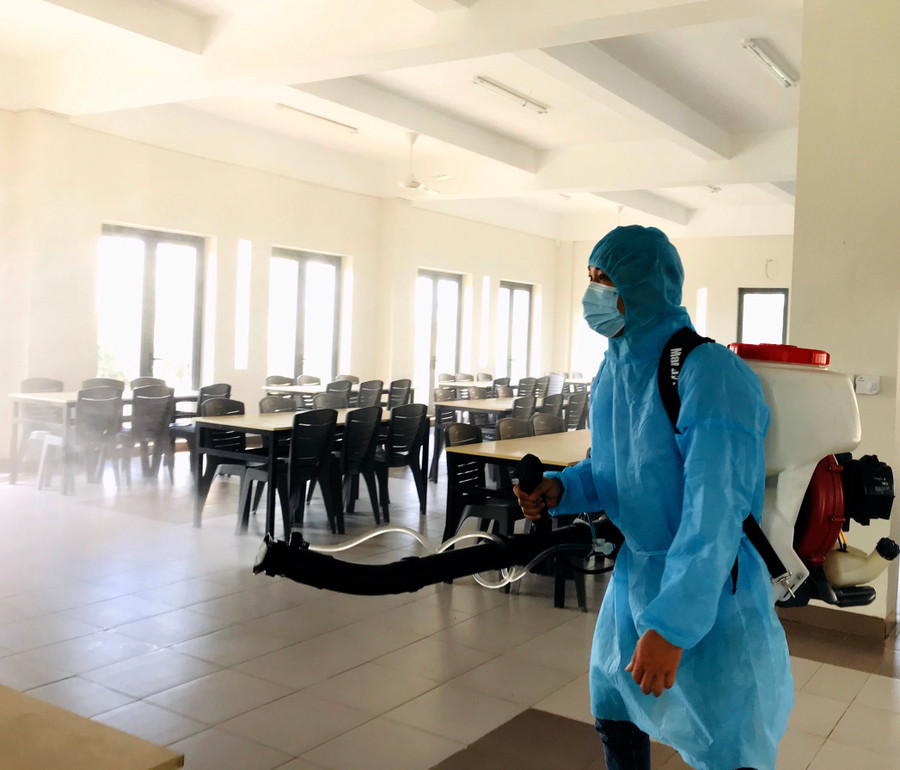 Phun thuốc khử trùng tại bếp ăn tập thể của trường Chu Văn An thuộc hệ thống giáo dục Chu Văn An - Quảng Bình.