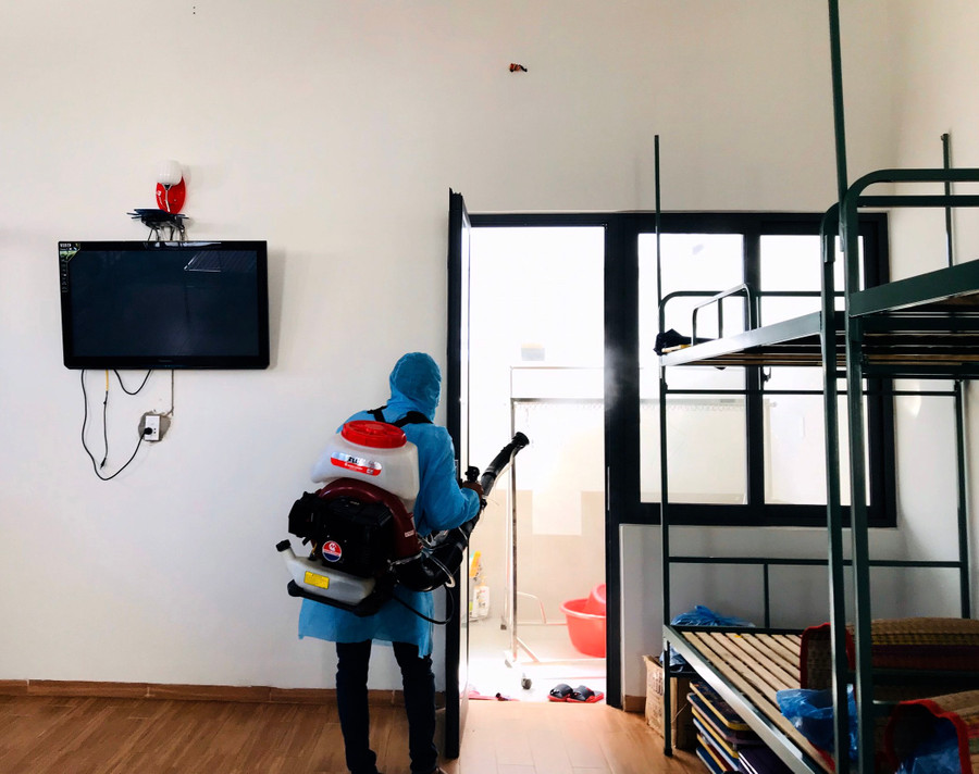Phun thuốc khử trùng tại phòng nội trú học sinh của trường Chu Văn An thuộc hệ thống giáo dục Chu Văn An - Quảng Bình.