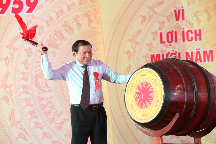 Ông Nguyễn Văn Hùng, Bí thư Tỉnh uỷ tỉnh Quảng Trị đánh trống khai trường nhân dịp năm học mới 2019-2020 Ông Nguyễn Văn Hùng, Bí thư Tỉnh uỷ tỉnh Quảng Trị đánh trống khai trường nhân dịp năm học mới 2019-2020