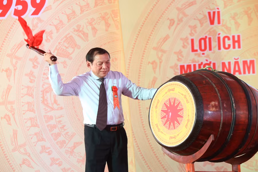 Ông Nguyễn Văn Hùng, Bí thư Tỉnh uỷ tỉnh Quảng Trị đánh trống khai trường nhân dịp năm học mới 2019-2020