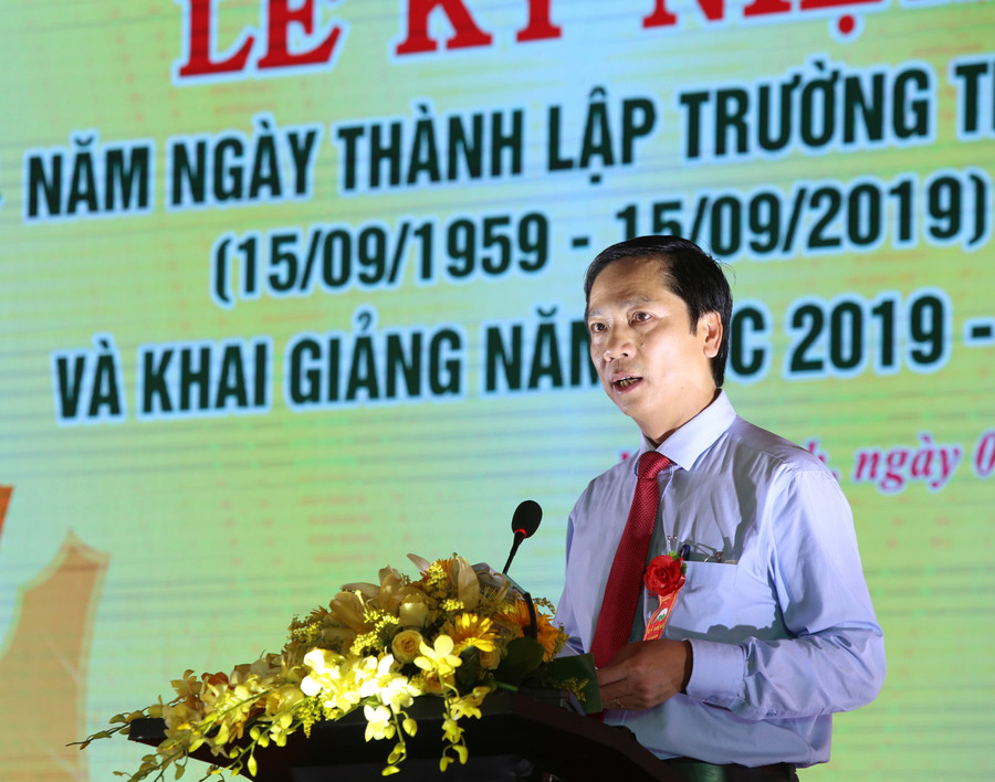 Ông Hoàng Nam, Phó chủ tịch UBND tỉnh Quảng Trị ghi nhận và đánh giá cao những nỗ lực to lớn của đội ngũ các thế hệ nhà giáo, học sinh của nhà trường và chúc mừng những thành tích nhà trường đã đạt được trong 60 năm qua. Ông Hoàng Nam, Phó chủ tịch UBND tỉnh Quảng Trị ghi nhận và đánh giá cao những nỗ lực to lớn của đội ngũ các thế hệ nhà giáo, học sinh của nhà trường và chúc mừng những thành tích nhà trường đã đạt được trong 60 năm qua.
