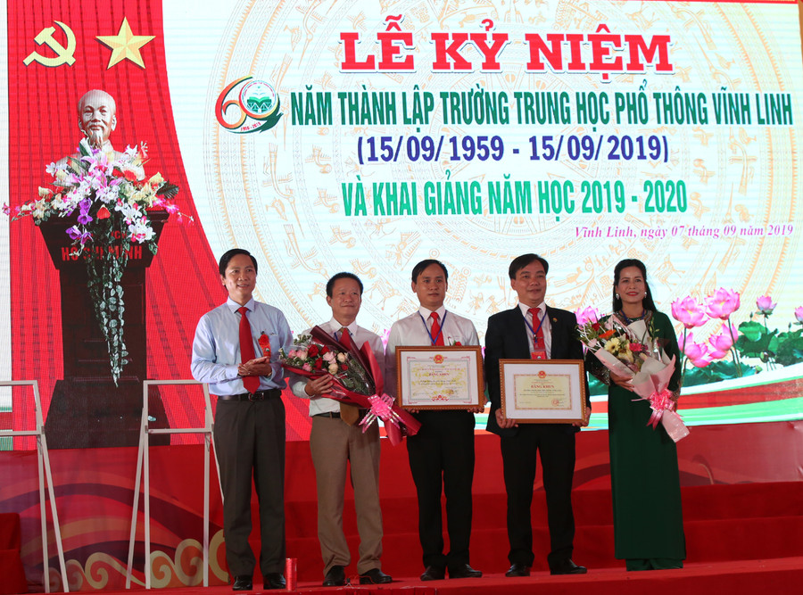 Thừa uỷ quyền của Bộ GD&ĐT, ông Hoàng Nam trao bằng khen của Bộ GD&ĐT tới trường THPT Vĩnh Linh - Quảng Trị. Thừa uỷ quyền của Bộ GD&ĐT, ông Hoàng Nam trao bằng khen của Bộ GD&ĐT tới trường THPT Vĩnh Linh - Quảng Trị.