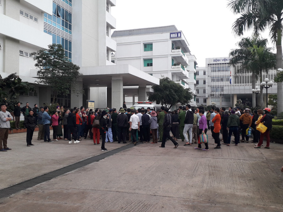 Rất nhiều người tập trung quanh xe chở thi thể sản phụ Nga về nhà.