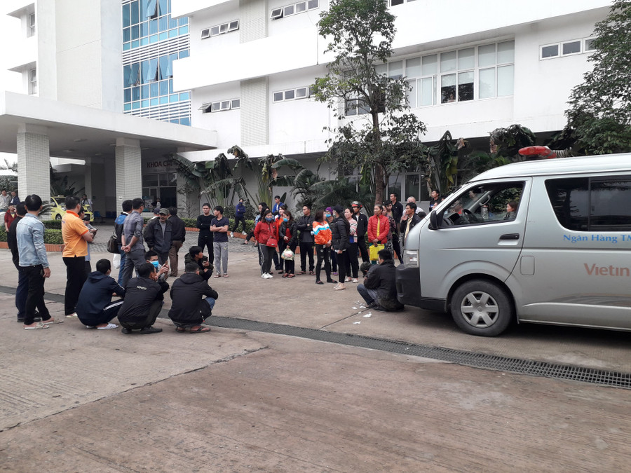 Người nhà sản phụ Nga ngăn cản việc đưa thi thể Nga về nhà đồng thời yêu cầu các cơ quan chức năng làm rõ nguyên nhân tử vong của Nga.