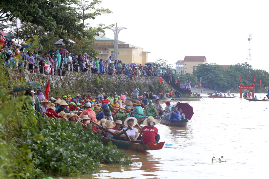 Ai cũng cố chọn cho mình chỗ đứng đẹp nhất để xem đua bơi.