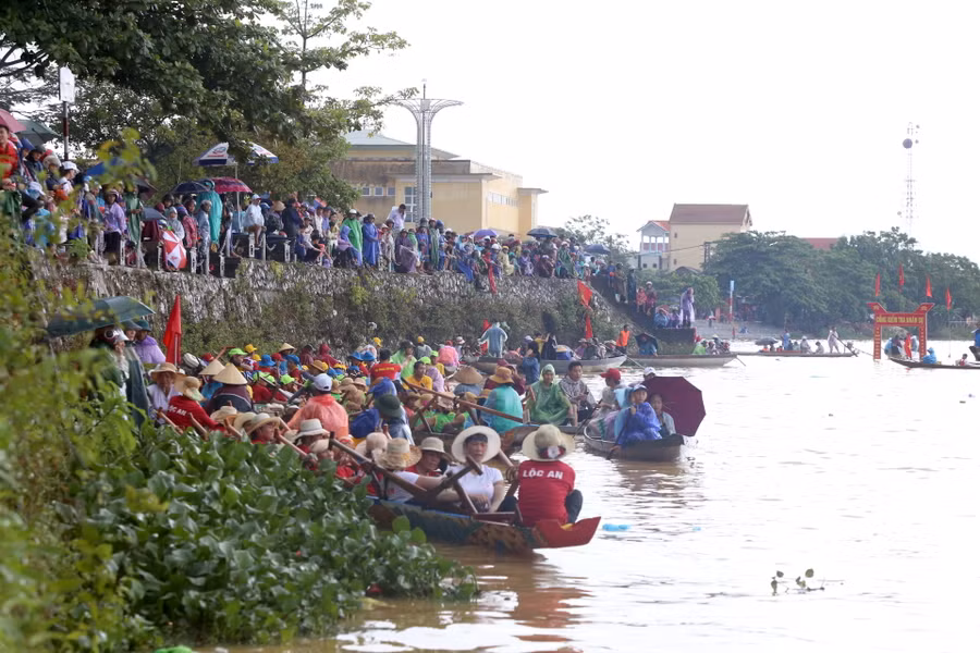Ai cũng cố chọn cho mình chỗ đứng đẹp nhất để xem đua bơi.