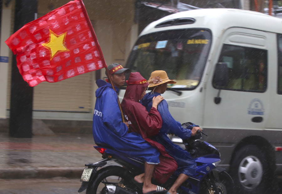 Mang theo cả cờ tổ quốc...