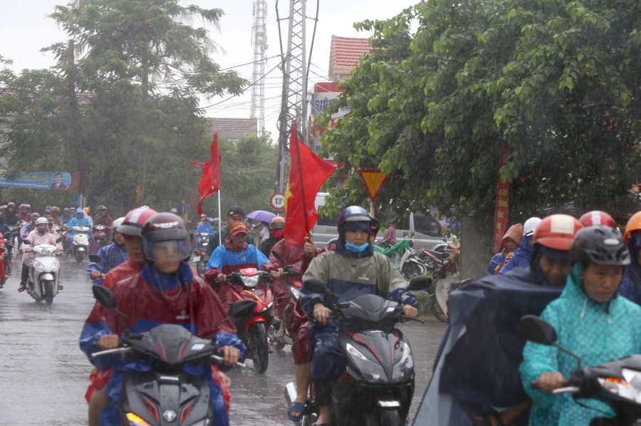 Nhiều người dùng xe máy chạy hàng chục km dọc bờ sông Kiến Giang để cỗ vũ cho đội bơi của mình.