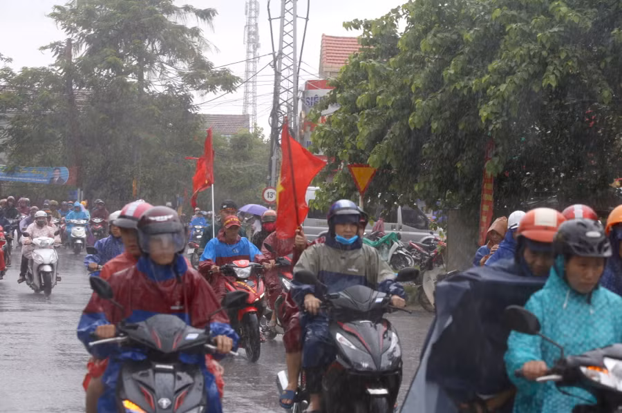 Nhiều người dùng xe máy chạy hàng chục km dọc bờ sông Kiến Giang để cỗ vũ cho đội bơi của mình.