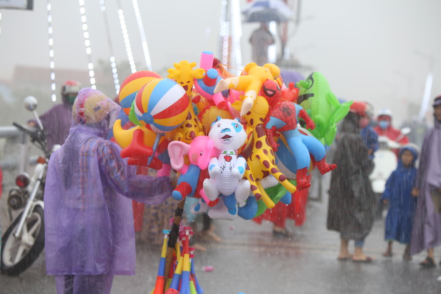 Mưu sinh trong lễ hội.