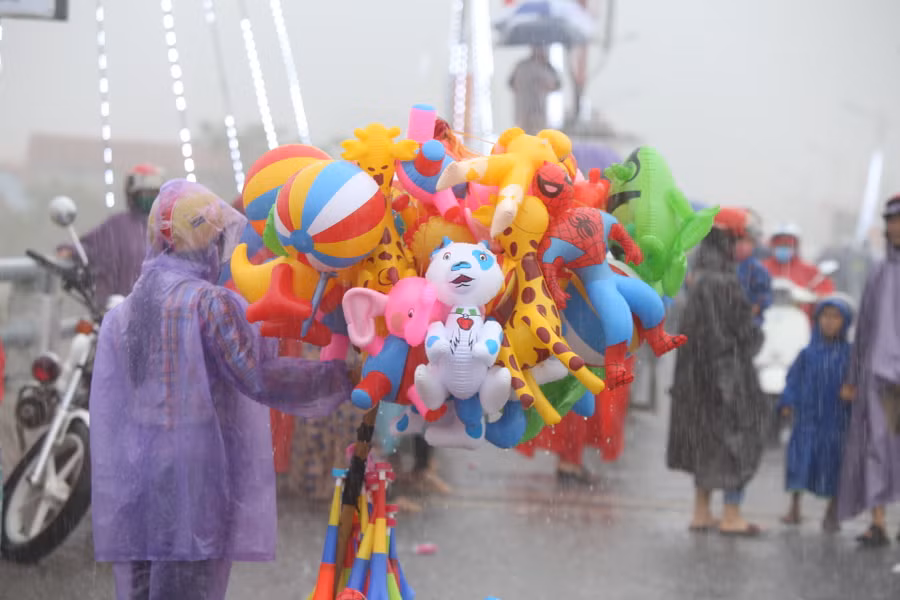 Mưu sinh trong lễ hội.