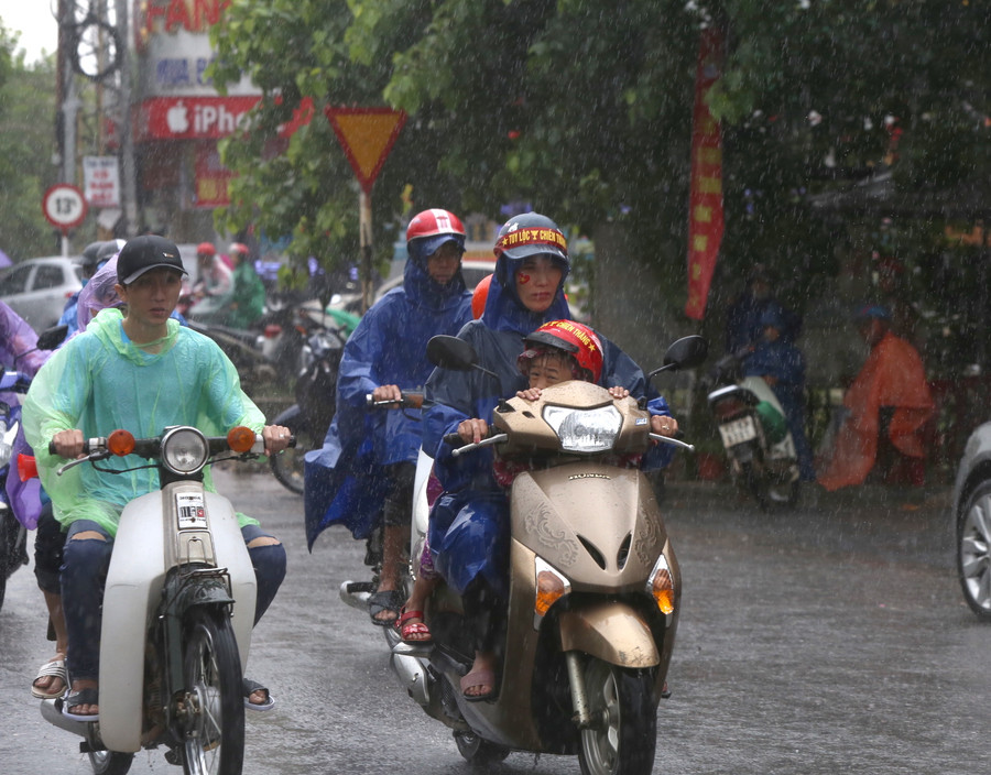 Không chỉ người lớn, cả trẻ nhỏ cũng hào hứng theo bố mẹ để cổ vũ.